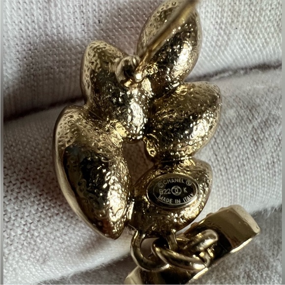 CHANEL 
Crystal Sparkling Wheat CC Drop Earrings Gold - Picture 6 of 7